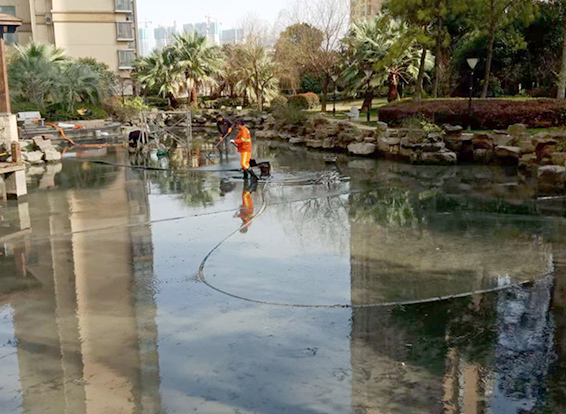 南部景观池淤泥清理