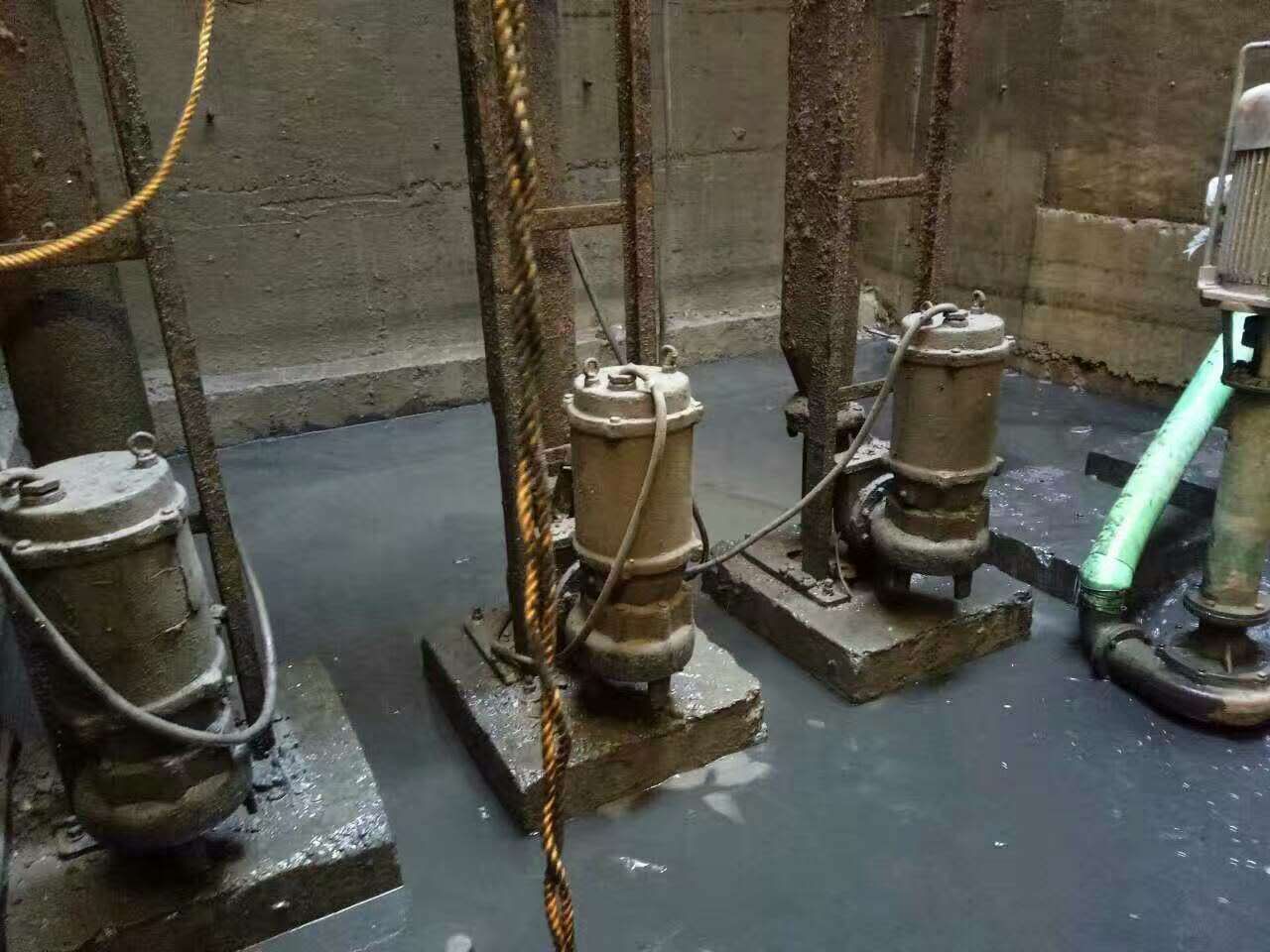 南部污水池清理