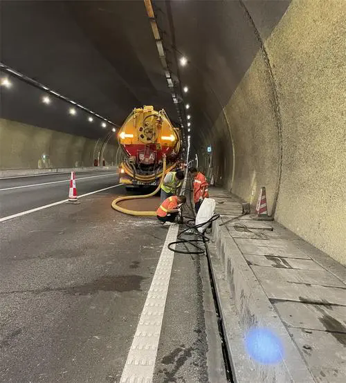 南部隧道排水渠清淤